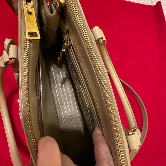 Prada saffiano bag (medium) - Picture 8 of 15